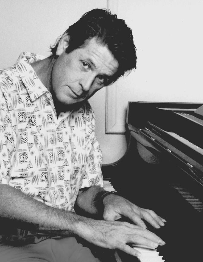Schwarz-weiß-Foto von Brian Wilson am Klavier