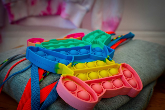 Buntes Plastikspielzeug mit Noppen zum Reindrücken