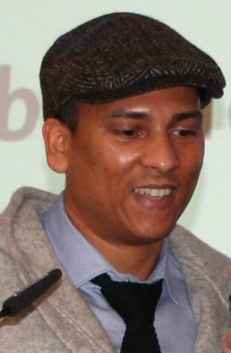 Xavier Naidoo mit einer Schiebermütze und Krawatte