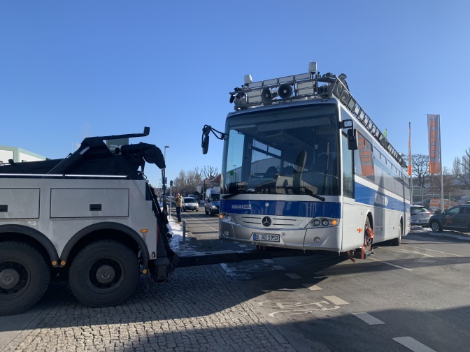 Ein großer Bus in den blau und weiß.