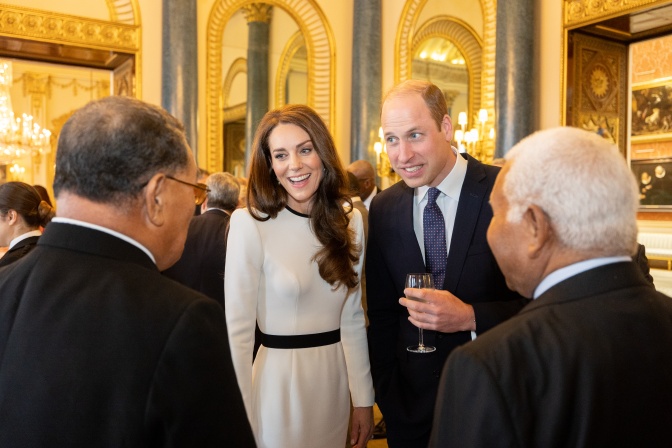 Prinz William und Prinzessin Kate im Gespräch mit 2 Männern. Beide lächeln und sind den beiden zugewandt.