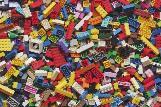 Eine große Menge bunter Legosteine