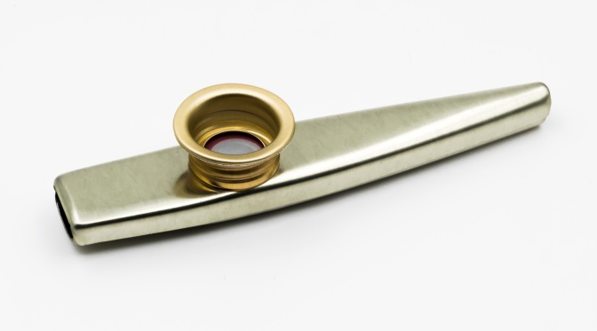 Ein kleines goldglänzendes Instrument aus Metall