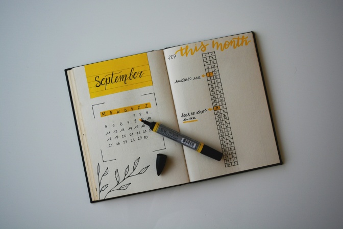 Ein Taschenkalender, aufgeschlagen im Monat September.