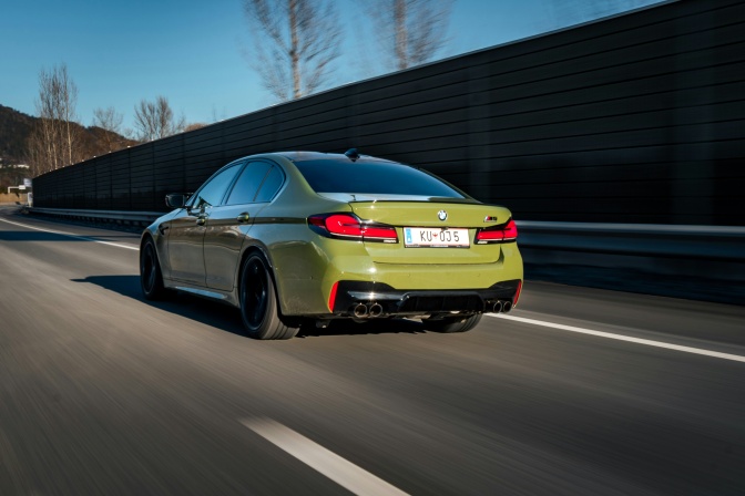 Ein grünes Auto auf einer Autobahn