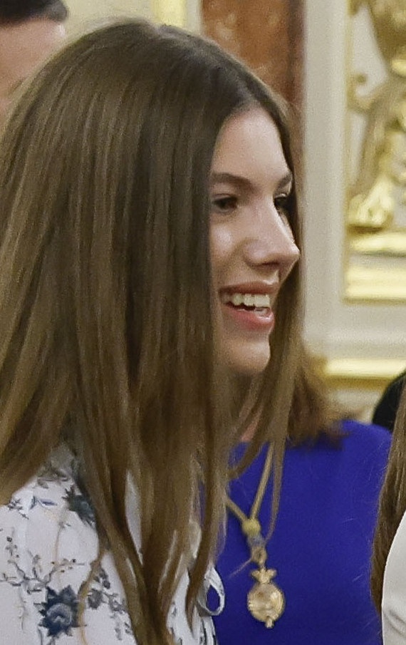 Prinzessin Sofia von Spanien mit schulterlangen glatten braunen Haaren im Seitenprofil fotografiert.
