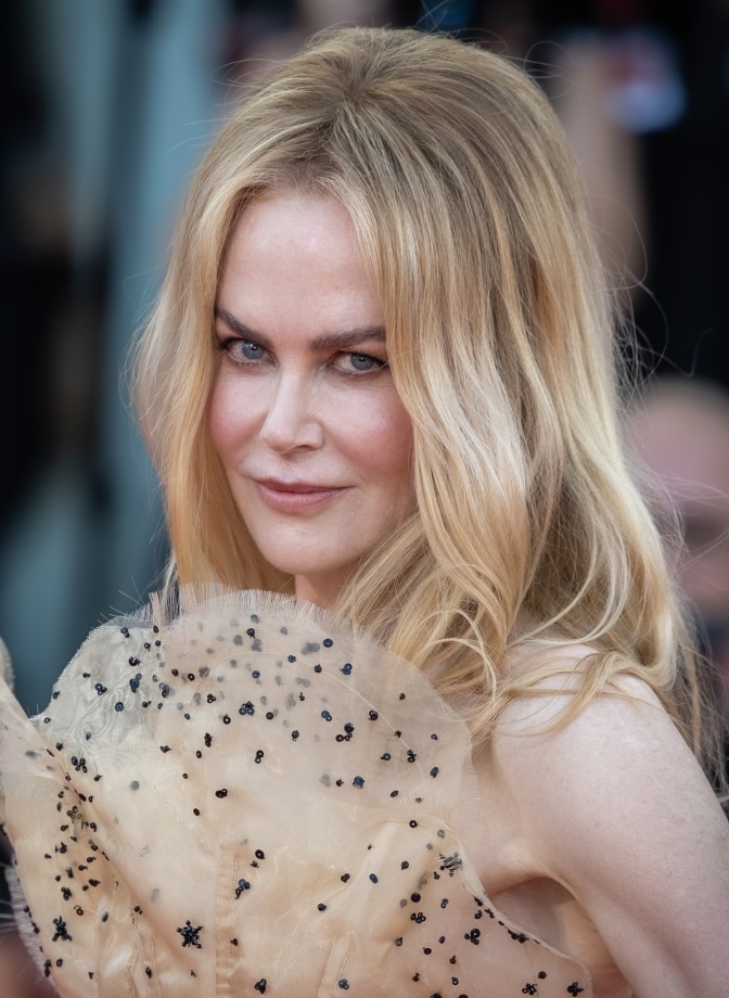 Nicole Kidman mit blonden Haaren in einem Galakleid. Sie schaut direkt in die Kamera.