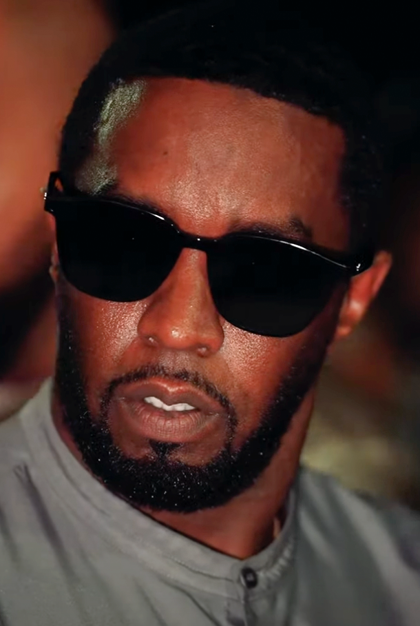 Sean Combs mit Vollbart und großer schwarzer Sonnenbrille.