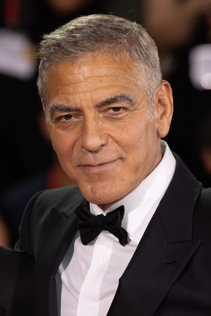 George Clooney in Anzug und Fliege. Er lächelt leicht.