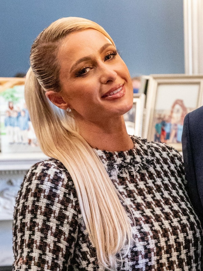 Paris Hilton mit einem Pferdeschwanz in einem Kleid mit Hahnentrittmuster