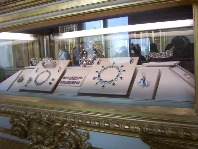 Schmuck aus Diamanten und Edelsteinen in einer großen Glasvitrine