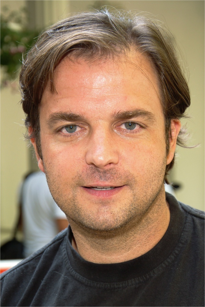 Martin Rütter in einem schwarzen Shirt mit Dreitagebart