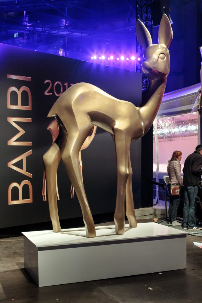 Eine große Statue des Bambi in Gold mit dem Bambi.Schriftzug im Hintergrund
