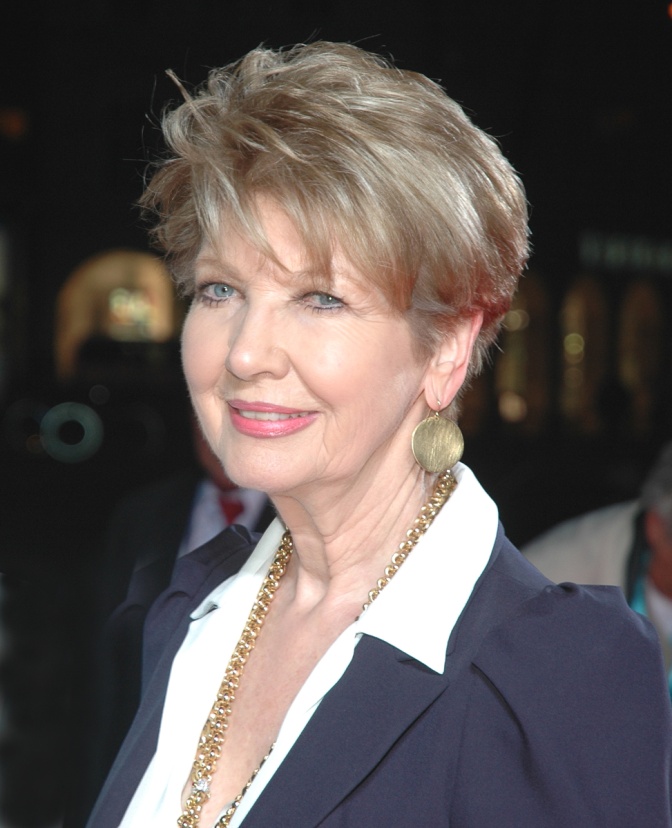 Carolin Reiber mit asymmetrischer Kurzhaarfrisur im Seitenprofil.