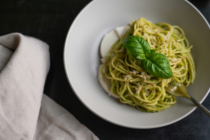 Ein Teller mit Spaghetti mit Pesto