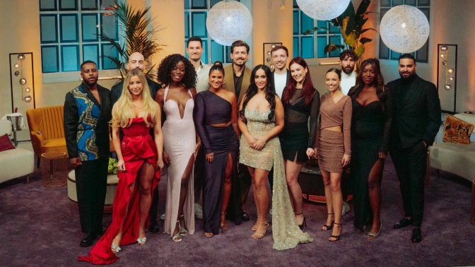 Alle 30 Teilnehmer*innen der aktuellen Staffel stehen in festlicher Kleidung zusammen in einem Raum. Alle lächeln in die Kamera.