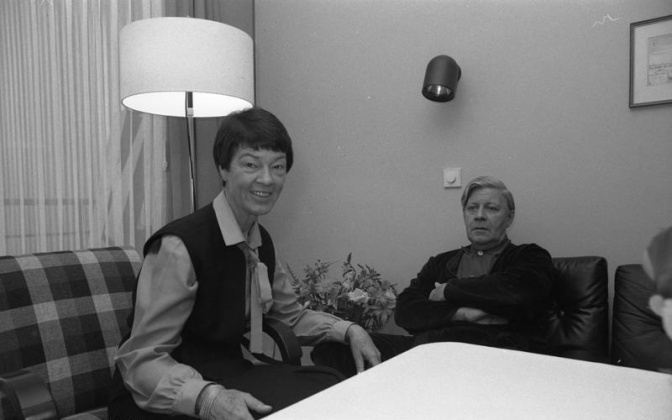 Schwarz-weiß-Foto von Helmut und Loki Schmidt in einer Sitzecke.