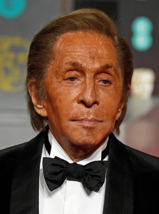 Valentino in Anzug und Fliege.