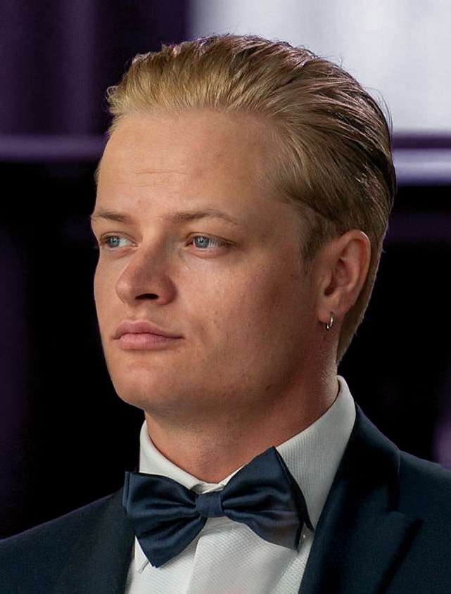 Marius Borg Høiby mit nach hinten frisierten blonden Haaren. Er trägt Anzug und Fliege,
