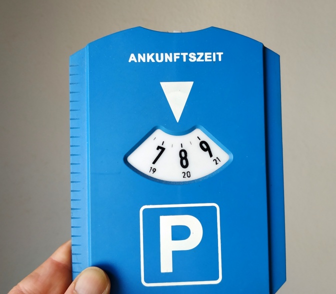 Eine blaue Parkscheibe aus Plastik