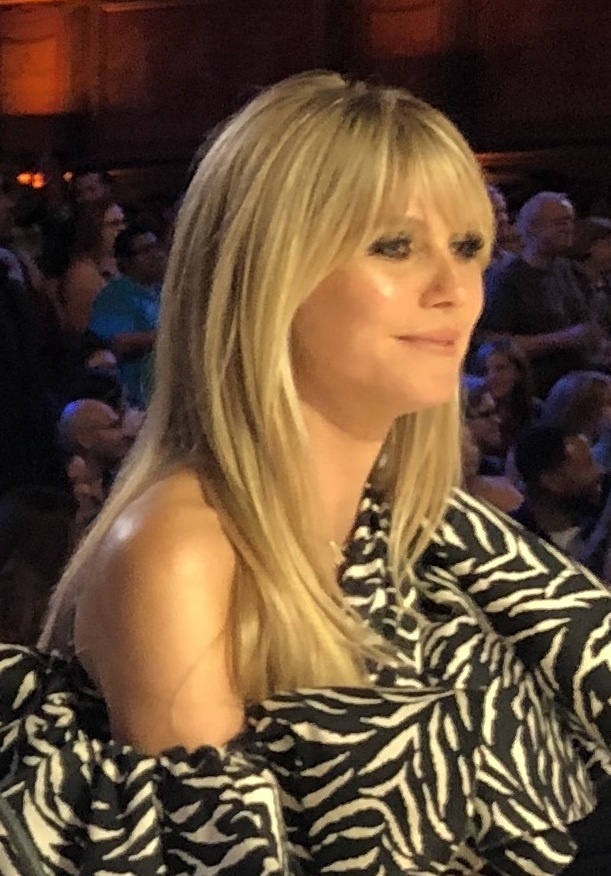 Heidi Klum in einem schulterfreien Oberteil mit Zebramuster