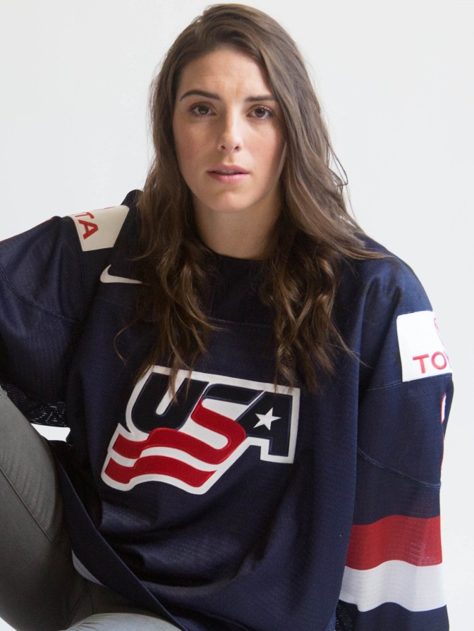 Hilary Knight in einem Sweatshirt mit einem USA-Print auf der Brust.