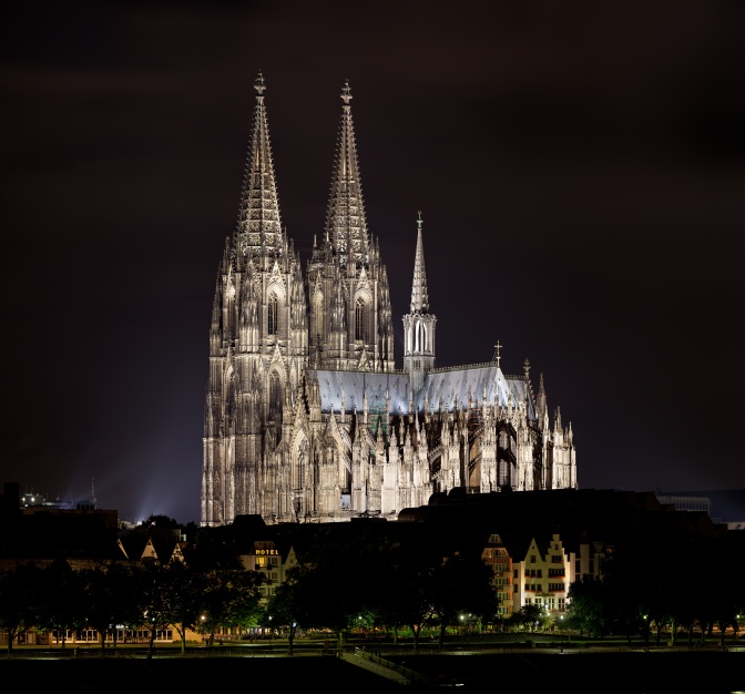 Der Kölner Dom angestrahlt bei Nacht.