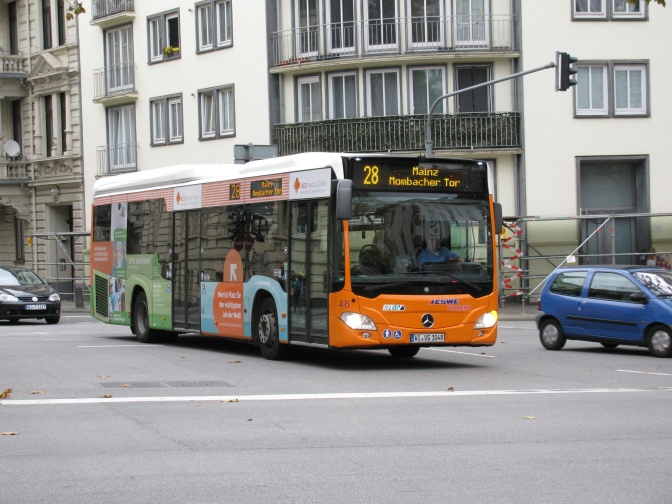 Ein Stadtbus in rot und orange. Auf der Anzeige steht 28 Mainz Mombacher Tor.