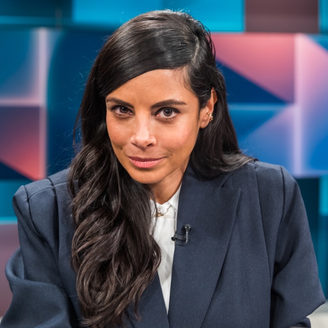 Collien Fernandes mit langen, gewellten schwarzen Haaren. Sie schaut leicht von unten direkt in die Kamera.