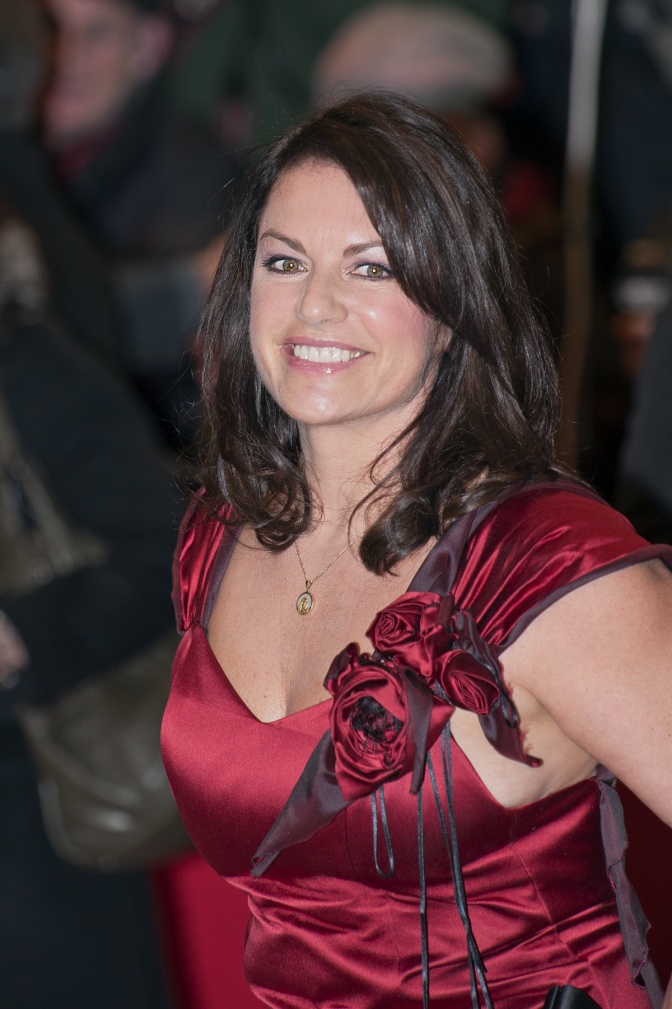 Christine Neubauer in einem roten Abendkleid. Sie lächelt in die Kamera.