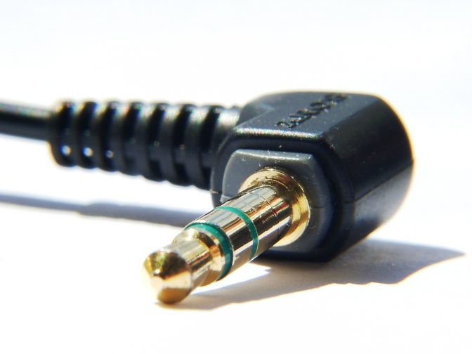 Ein kleiner Klinkenstecker an einem schwarzen Kabel