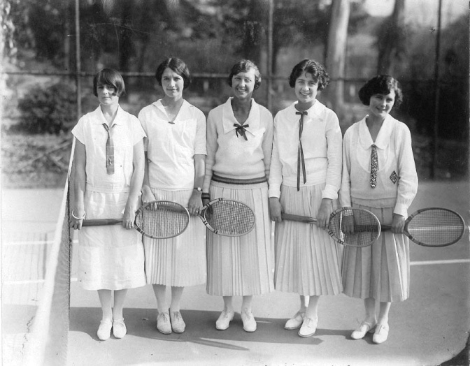 Schwarz-weiß-Foto von Frauen in Tennis-Kleidung der 1920er Jahre
