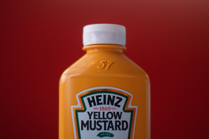 Eine gelbe Flasche mit Senf der Marke Heinz.