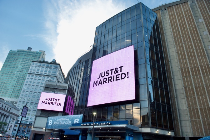 Ein Werbemonitor außen am Madison Square Garden mit dem Text: Just T&T married. Das bedeutet: Taylor und Travis haben geheiratet.