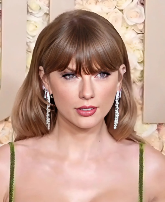 Taylor Swift mit großen glitzernden Ohrringen. Sie trägt ein Kleid mit Spaghettiträgern.