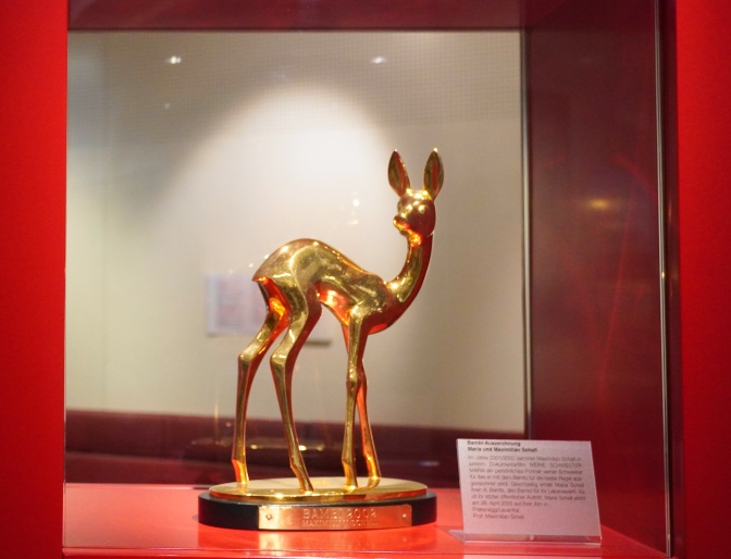 Die goldene Statue in Form eines Rehs steht auf rotem Samt in der Vitrine eines Museums.