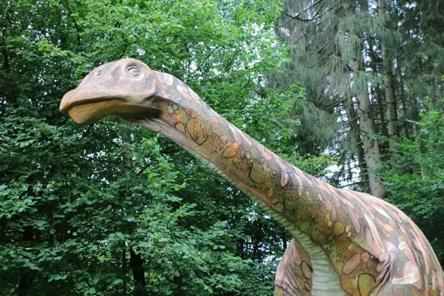 Ein lebensgroßes Plastikmodell eines Dinosauriers