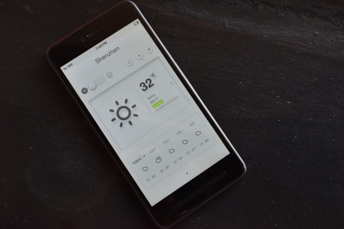 Ein Smartphone mit geöffneter Wetter-App. Es zeigt eine Temperatur von 32 Grad an.