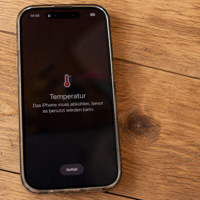 Ein iPhone mit der Warnung: Temperatur - Das iPhone muss abkühlen, bevor es benutzt werden kann.