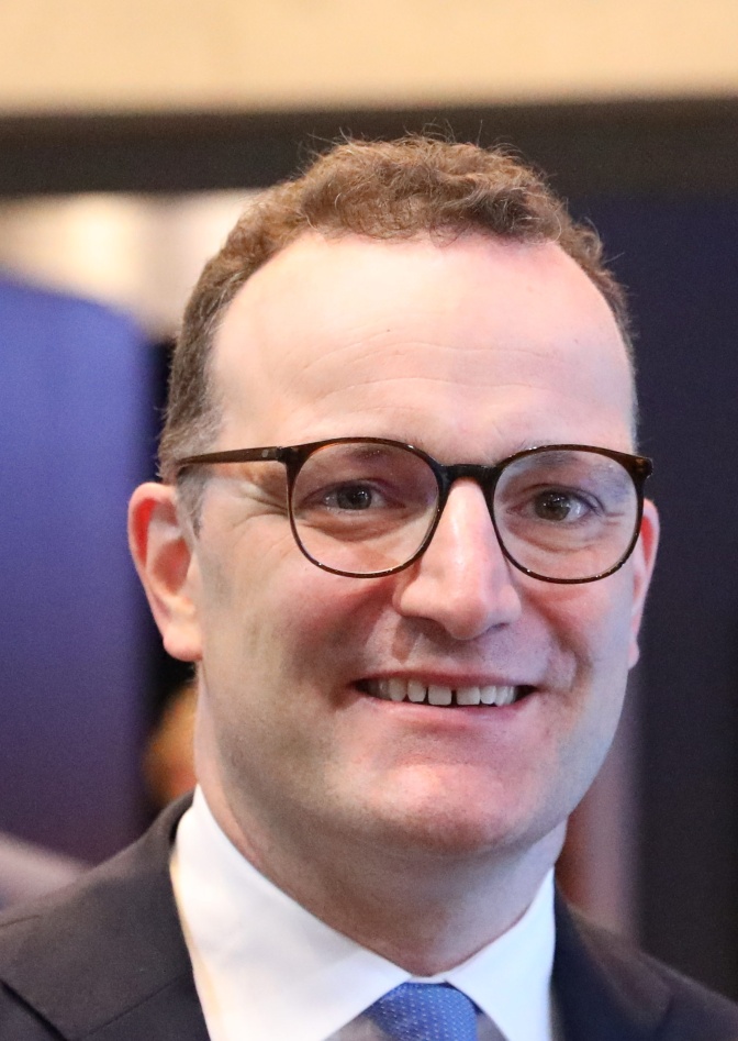 Jens Spahn mit Brille in Anzug und Krawatte