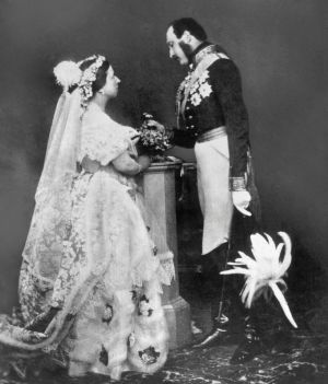 Ein schwarz-weiß-Foto des Paares. Er trägt Uniform, sie ein aufwendiges Brautkleid und bodenlangen Schleier.