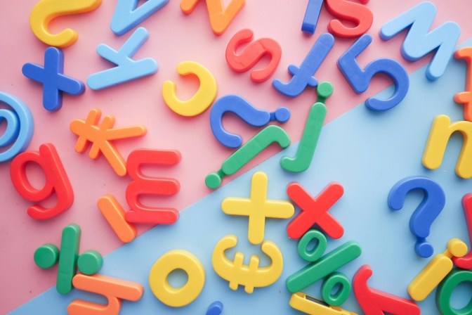 Farbige Buchstaben und Satzzeichen aus Plastik