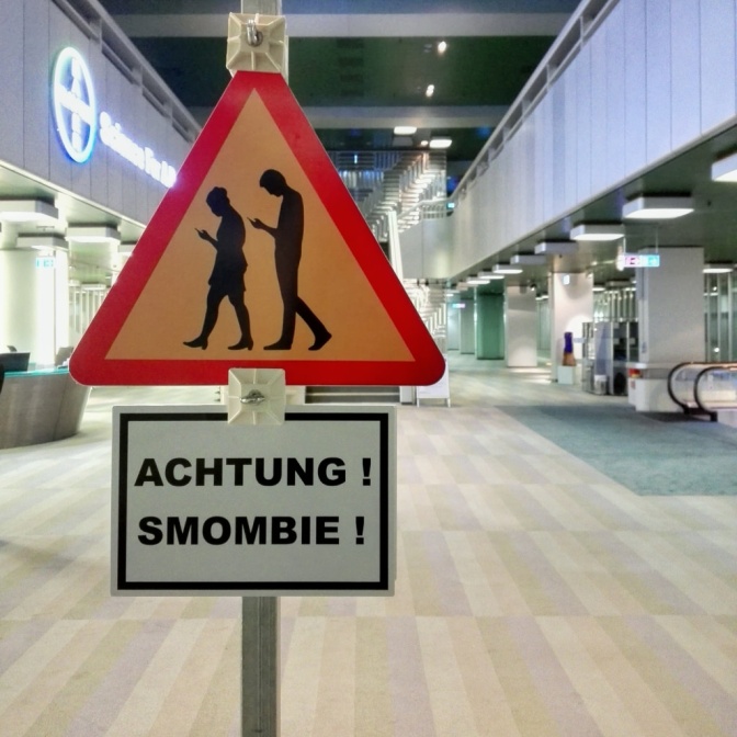 Ein rot-gelbes Warnschild mit der Aufschrift: Achtung Smombie