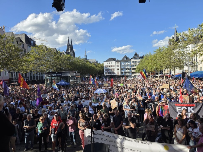 Viele Demonstrant*innen mit Demoschildern auf dem Heumarkt in Köln