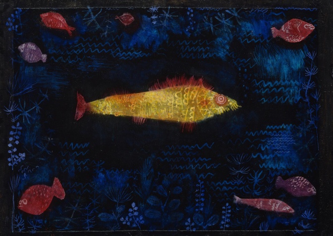 Ein Gemälde von einem Goldfisch in gelb- und Orangtönen in einem dunklen Meer schwimmend.