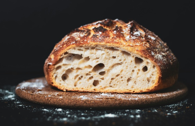 Ein aufgeschnittenes Brot auf einem Schneidebrett