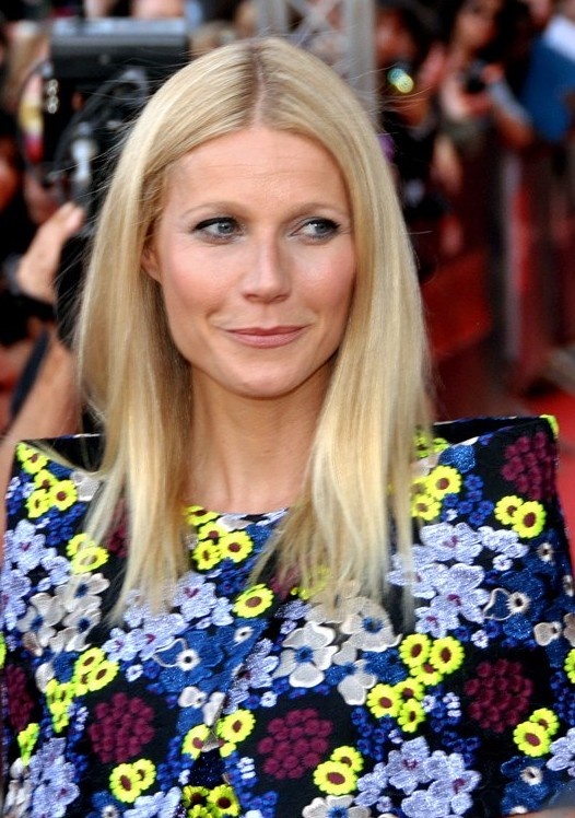 Gwyneth Paltrow mit langen, glatten blonden Haaren in einem geblümten Kleid.