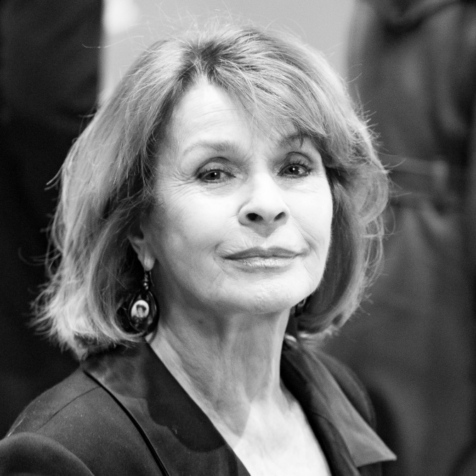 Schwarz-weiß-Foto von Senta Berger mit kinnlangem Bob. Sie schaut direkt in die Kamera.