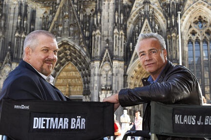 Dietmar Bär und Klaus J. Behrendt sitzen nebeneinander in Regiestühlen
