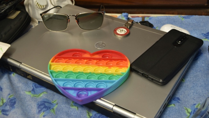 Ein herzförmiges Widget Toy liegt auf einem Laptop.